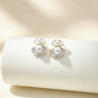 Double-petal pearl stud earrings, unique and elegant pearl earrings, new style, high-end women's earrings.
